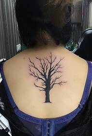 Cô gái sau Back to a tree tattoo tattoo rõ ràng nổi bật