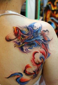 Женская спина красивая цветная татуировка феникс