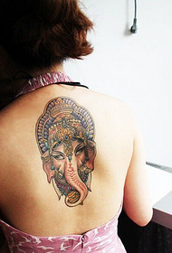 女性背部象神纹身图案