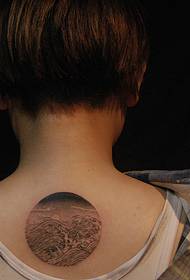 Girl met kort hare het 'n alternatiewe tatoeëring tatoeëring op die rug