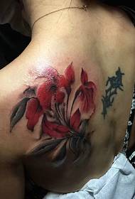 lány gyönyörű virág tetoválás mintája hátulján