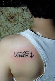 piccolo tatuaggio con alfabeto inglese sulla spalla posteriore