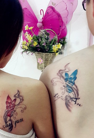 un bellu tatuale di farfalla nantu à a spalle di a coppia