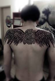 Англійська та крила комбіновані татуювання на спині