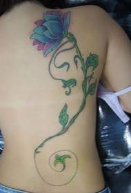 tjejer efter skönhet Blommig vinstock tatuering på baksidan