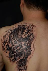 Mannen Back Alde Tradisjoneel Domineering Unicorn Tattoo Patroon