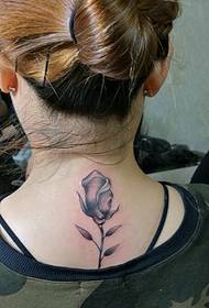 del en jentas lille blomster tatoveringsmønster
