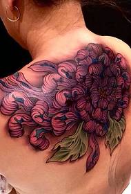 vrlo privlačna leđa velika ljubičasta cvjetna tetovaža