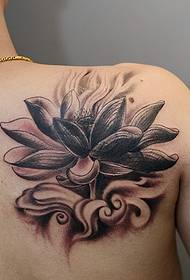 delikatny wzór tatuażu lotosowego atramentu mężczyzny