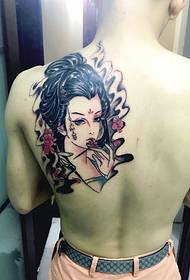 moški po občutljivem cvetnem tetovaži