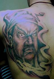lijevo rame dominira bijelo-bijeli uzorak tetovaže Guan Gong avatar