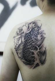 遮盖后背的鲤鱼与莲花的纹身图案