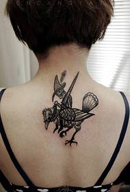 череп череп витез тетоважа на задниот дел на девојчето