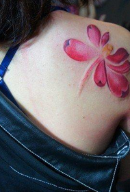 sievietes pleca skaists un skaists lotosa tetovējums