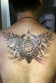 Kompass Tattoo Muster mit Flügeln auf der Rückseite