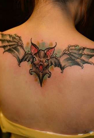 美女后背个性蝙蝠纹身