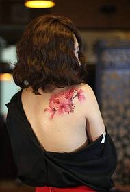 卷发美女后背性感的花朵纹身刺青