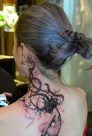 kunstnerisk tatoveringsbilde på baksiden