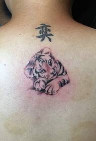 趴 Tigre txiki bat atzeko aldean Tattoo tatuaje