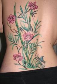 κορίτσι πίσω μπαμπού τατουάζ λουλουδιών