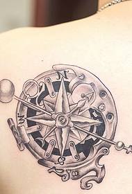 покрийте малка част от татуировката на татуировката на компаса