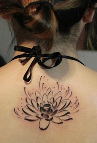tatuaxe de loto simple e elegante cara atrás