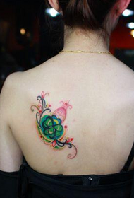 frumusețe cu aspect frumos tatuaj de trifoi cu patru foi