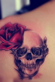 takana olkapää kallon yllään ruusu tatuointi