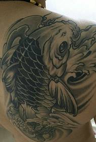 črno-beli vzorec tetovaže lignjev, ki pokriva polovico hrbta