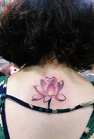 发 fille de retour un tatouage de lotus