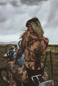 European and American women in the wild full of personalized tattoo tattoos