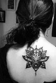 personlighet jente tilbake svart og hvitt lotus tatovering mønster