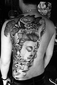 Guanyin tetovējums uz aizmuguri ir pārliecības pilns