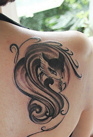 padrão de tatuagem de raposa pequena no ombro lateral