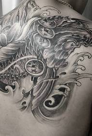 spatele modelului tradițional de tatuaj de calmar în alb și negru