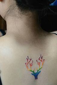 meninas brancas traseira com tatuagem criativa galho colorido