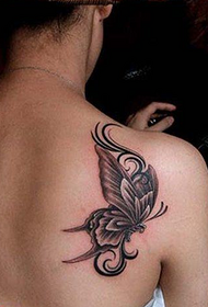 sievietes tetovējums ar plecu kaula tauriņu