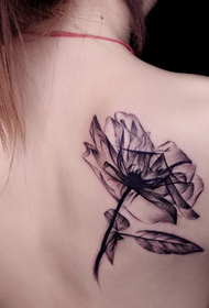kvinnlig rygg vacker svart ros tatuering