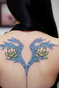 bela malantaŭa koloro bela lotuso tatuaje bildo