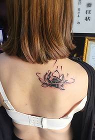 Sexy haired sjal tilbake lotus tatovering