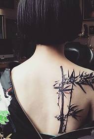 kort hår jente tilbake mangosteen tatovering mønster er vakkert