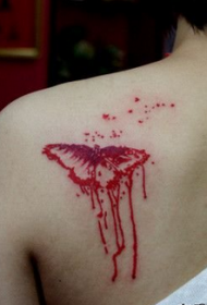 Ragazze belli ritornu totem mudellu di tatuaggi di farfalla