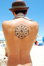 Europski muškarac golih leđa sanskritska kreativna tetovaža