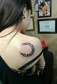 vajzë me flokë të gjatë mbrapa modeli i tatuazheve toteme qesharake