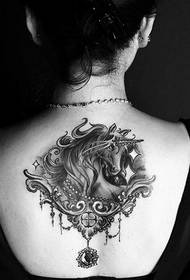 Meitenes dominējošās dominējošās melnbaltās Vienradzis tetovējums