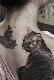 fille de retour un tatouage de chaton mignon tatouage