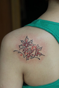 女性の背中の創造的な手紙のタトゥー