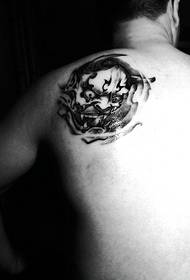 A hátborzongató gonosz mintás tetoválás