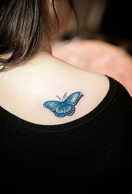 留在女孩背上的3d藍色蝴蝶紋身紋身