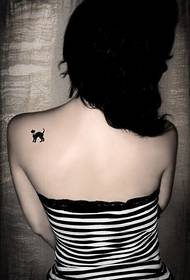 ženski uzorak tetovaže leđa na ramenima
